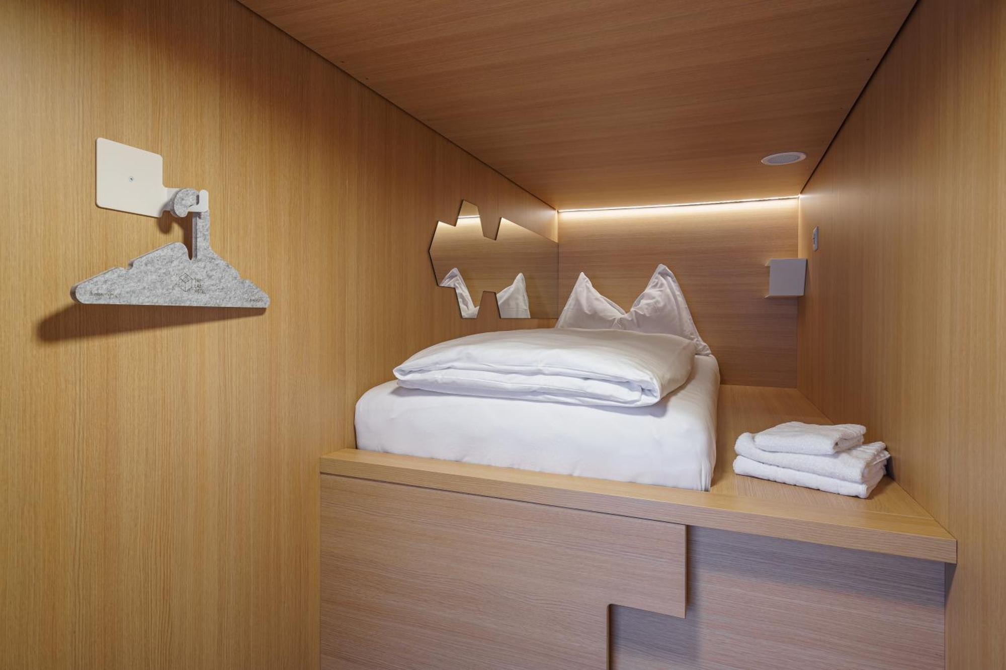 The Lab Capsule Hotel Thun Ngoại thất bức ảnh